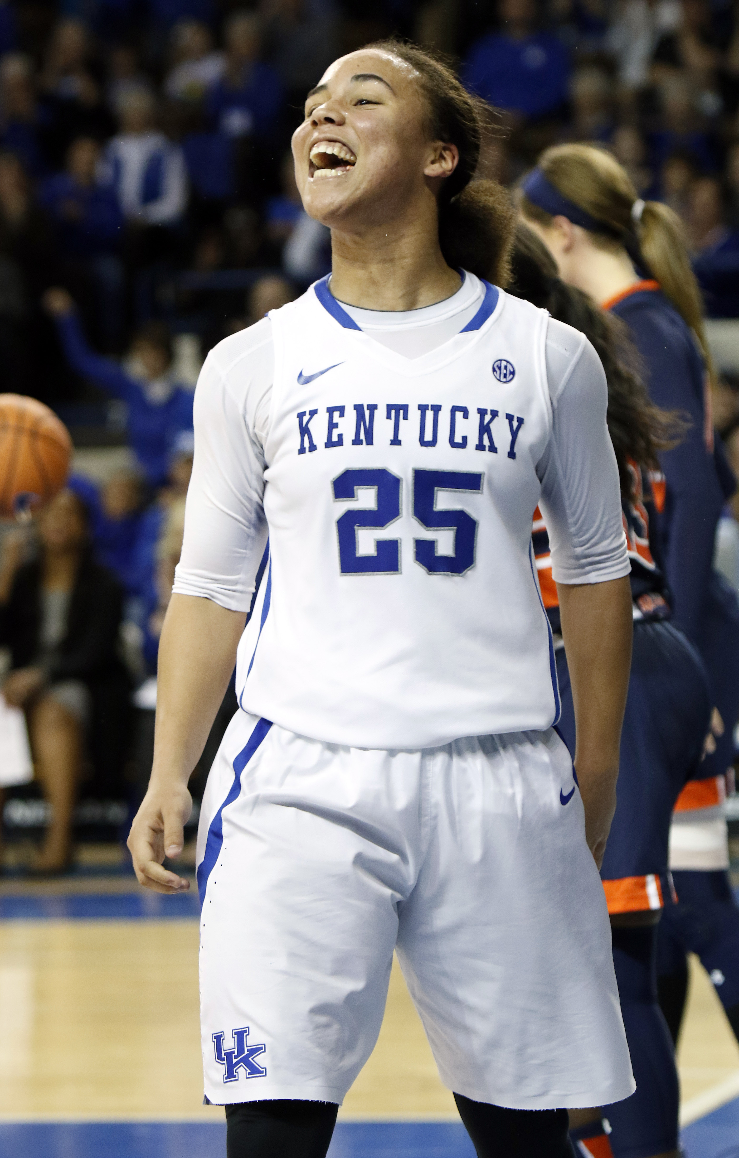 Murray's 14 points lead No. 9 Kentucky women over Auburn
