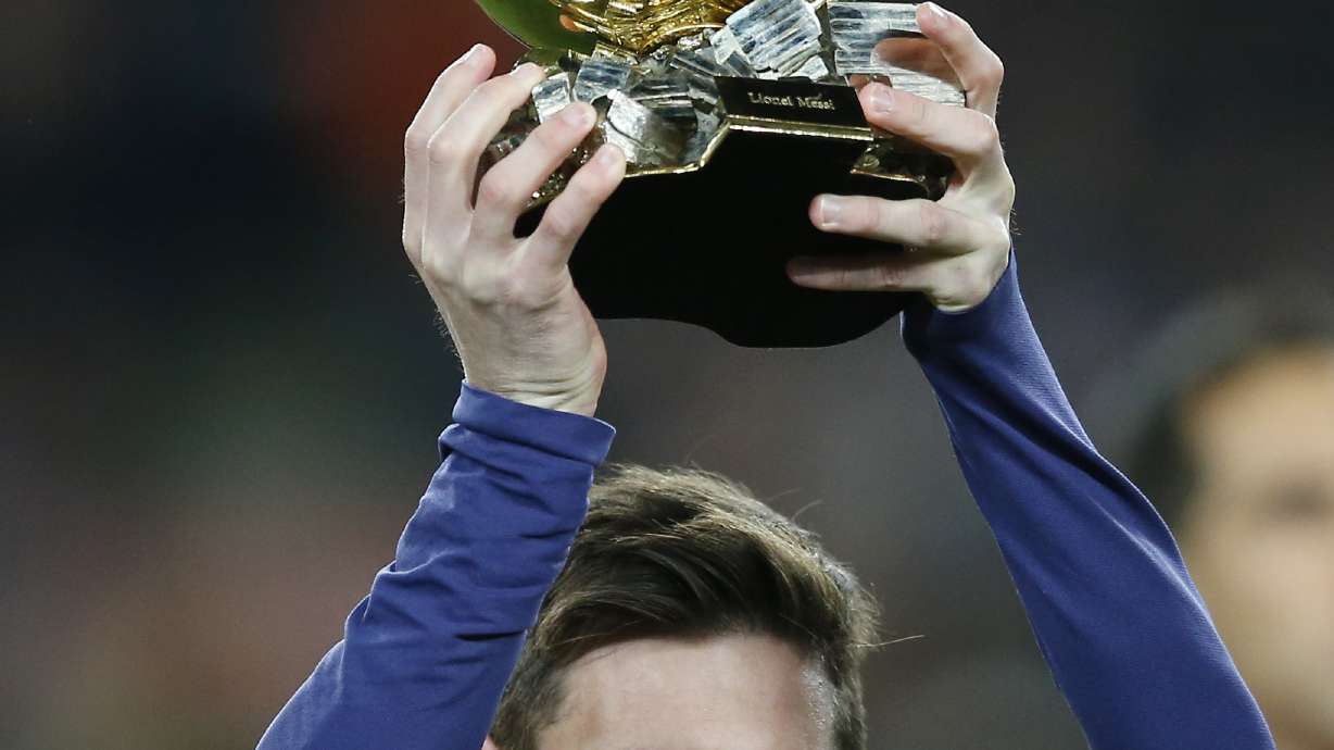 Barcelona's Messi substituted at halftime for "slight pain"