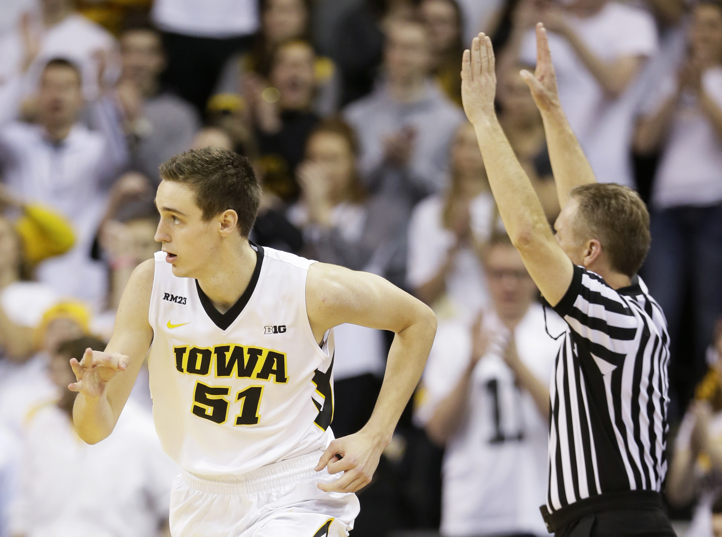 No. 16 Iowa beats Michigan 82-71