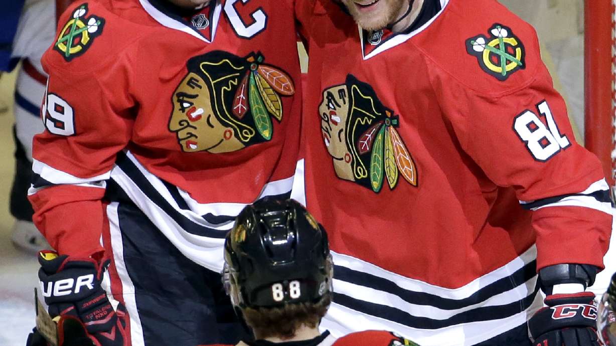 Toews, Blackhawks beat Canadiens 5-2 for 11th straight win