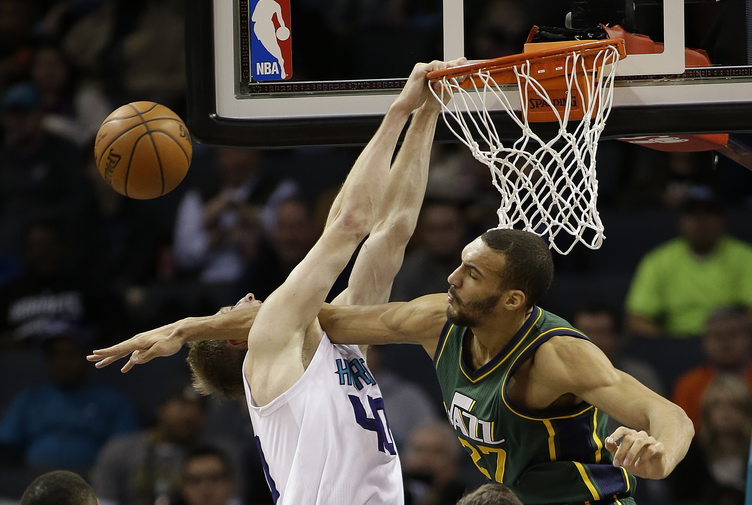 Walker scores team-record 52 points, Hornets top Jazz in 2OT