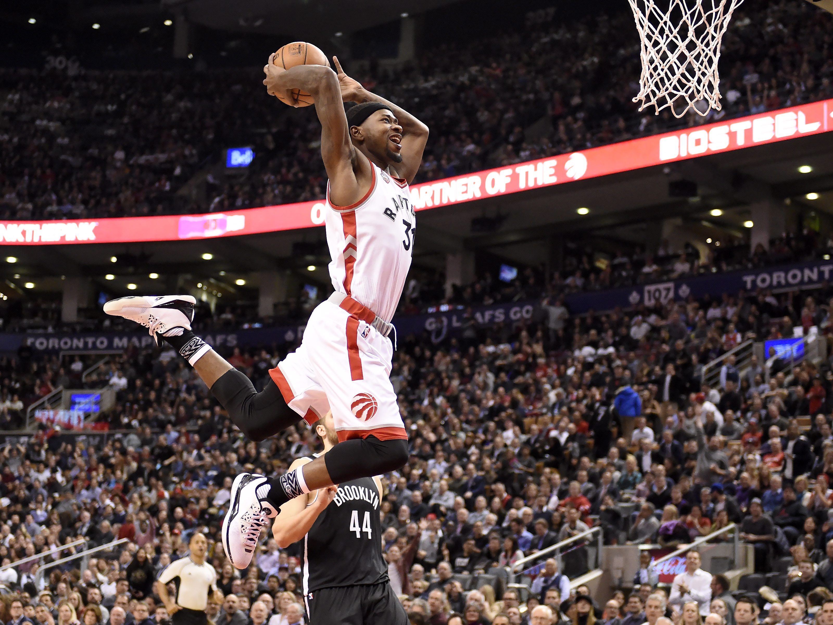 Lowry, DeRozan lead Raptors over Nets 112-100