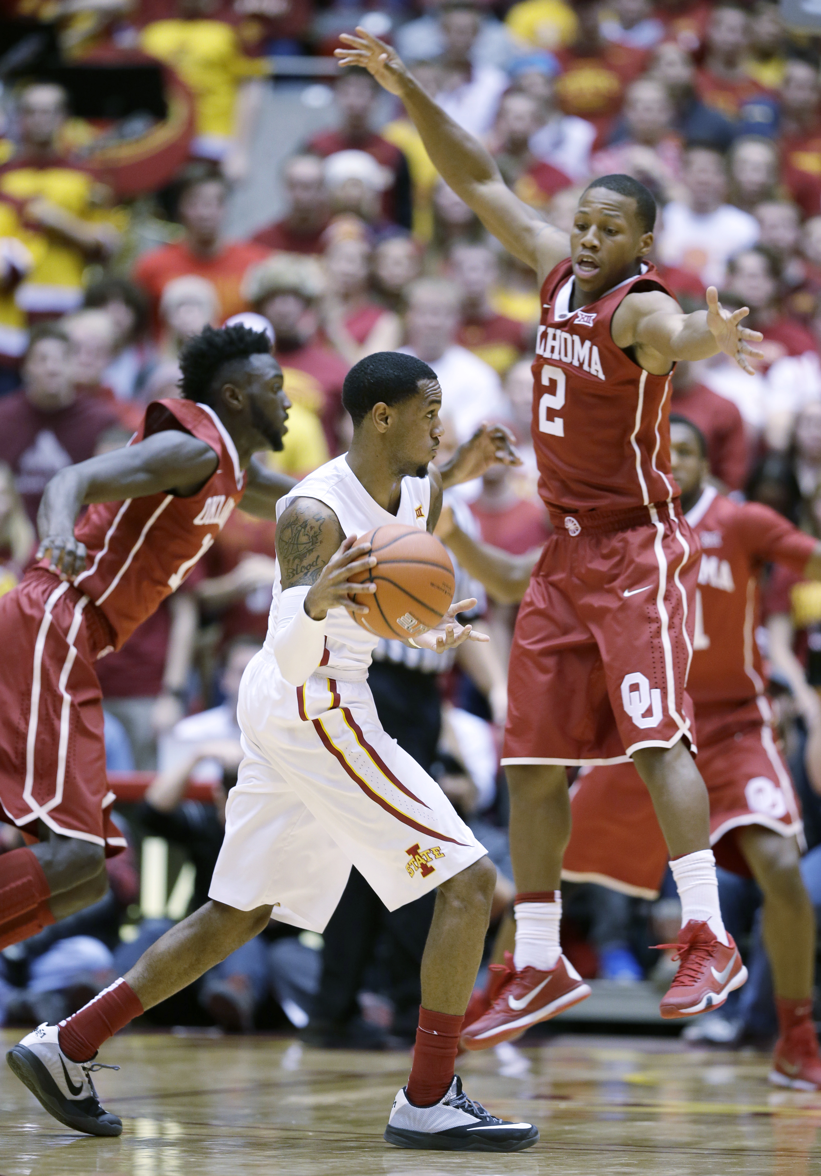 No. 19 Iowa State knocks off No. 1 Oklahoma 82-77