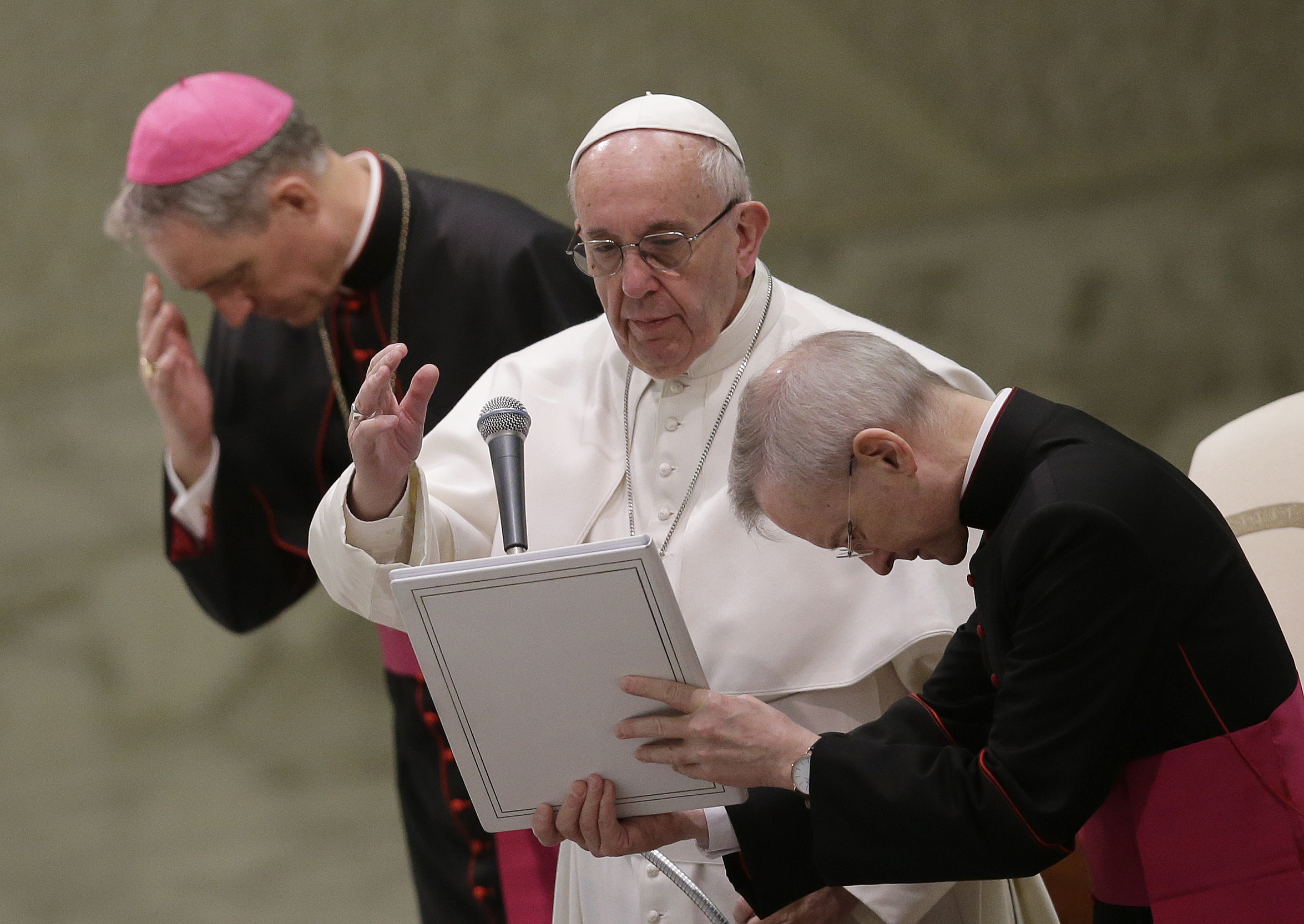 Pope formally invited to visit Rome's main mosque