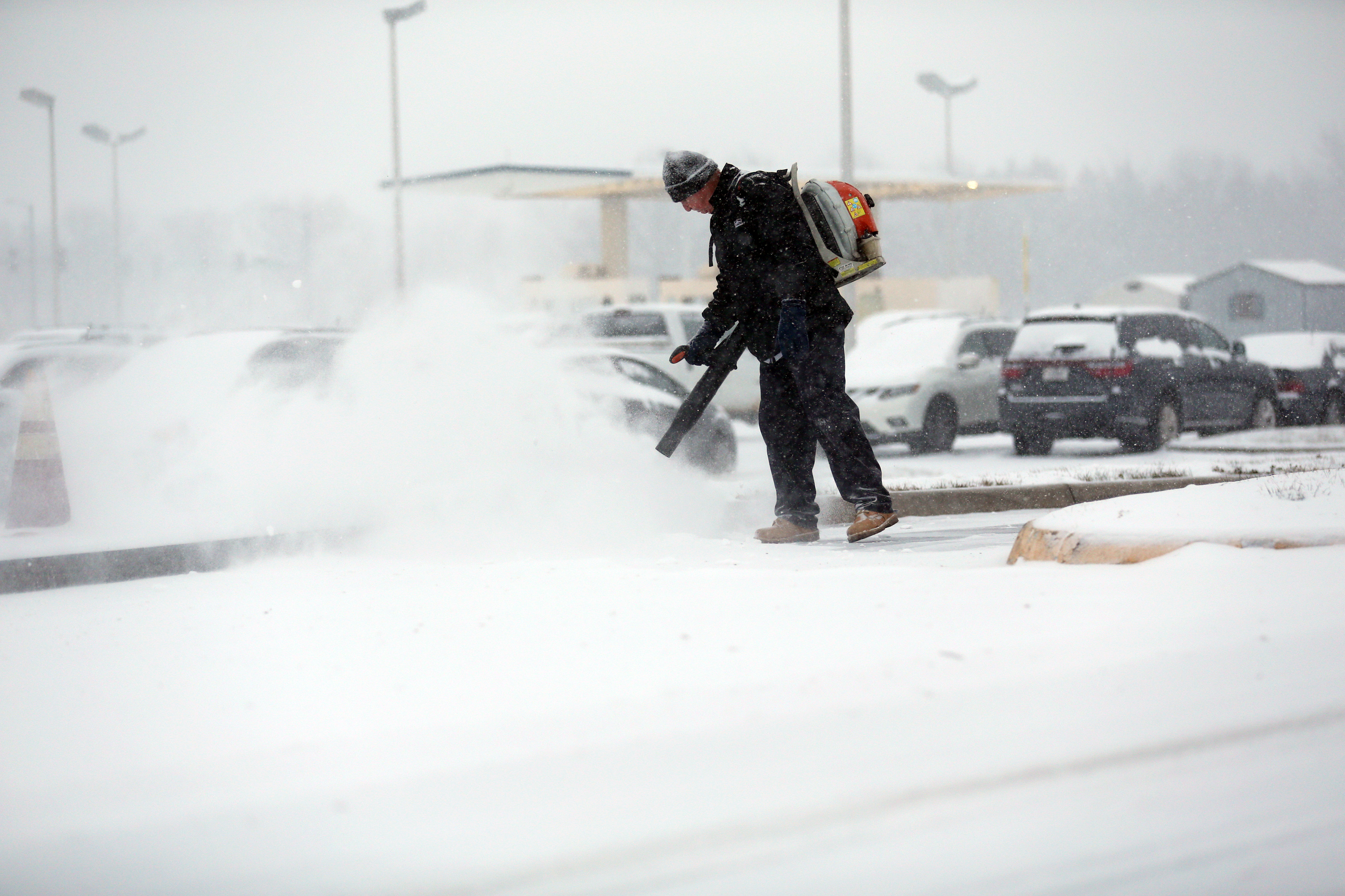 Airlines cancel thousands of flights as big storm advances