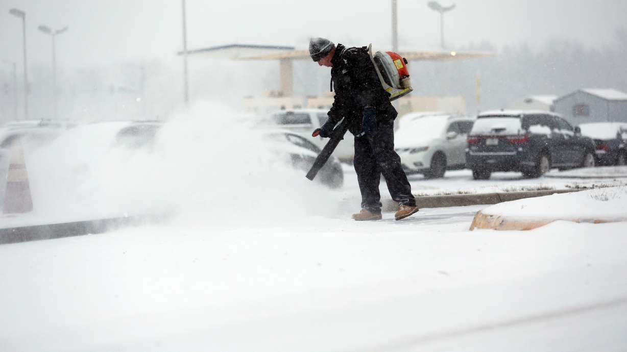 Airlines cancel thousands of flights as big storm advances