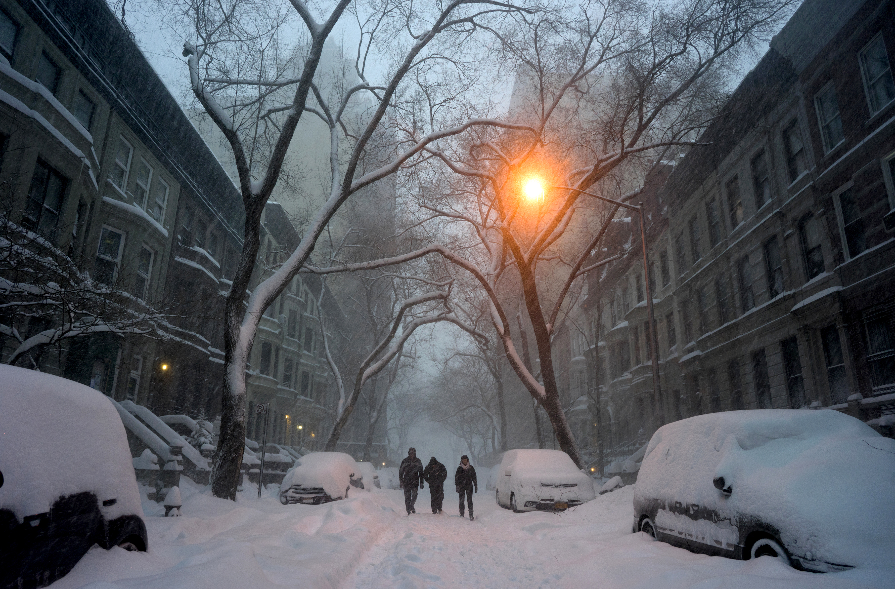 East Coast, emerging from blizzard, faces difficult commute