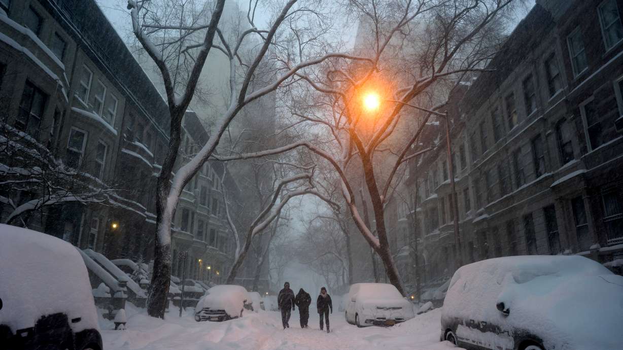 East Coast, emerging from blizzard, faces difficult commute