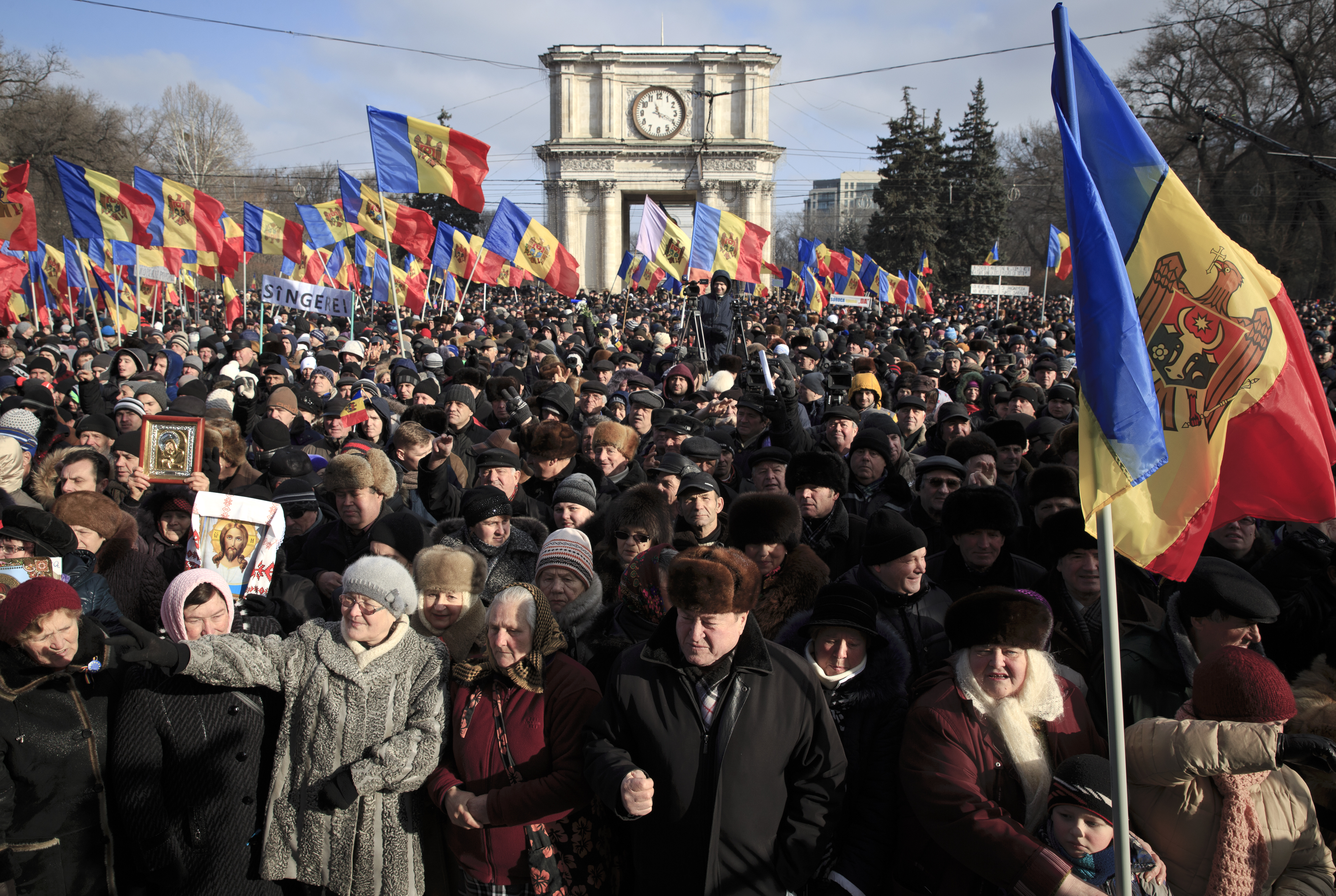 15,000 protest in Moldova to demand an early election