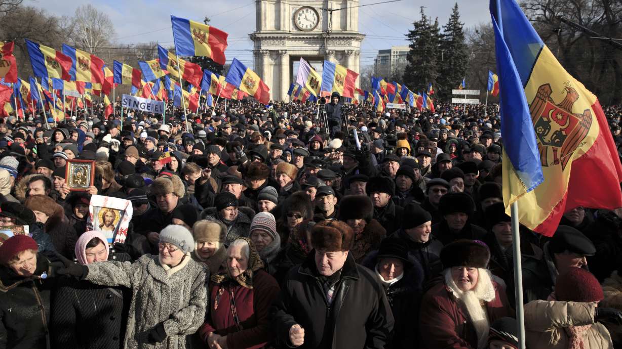 15,000 protest in Moldova to demand an early election