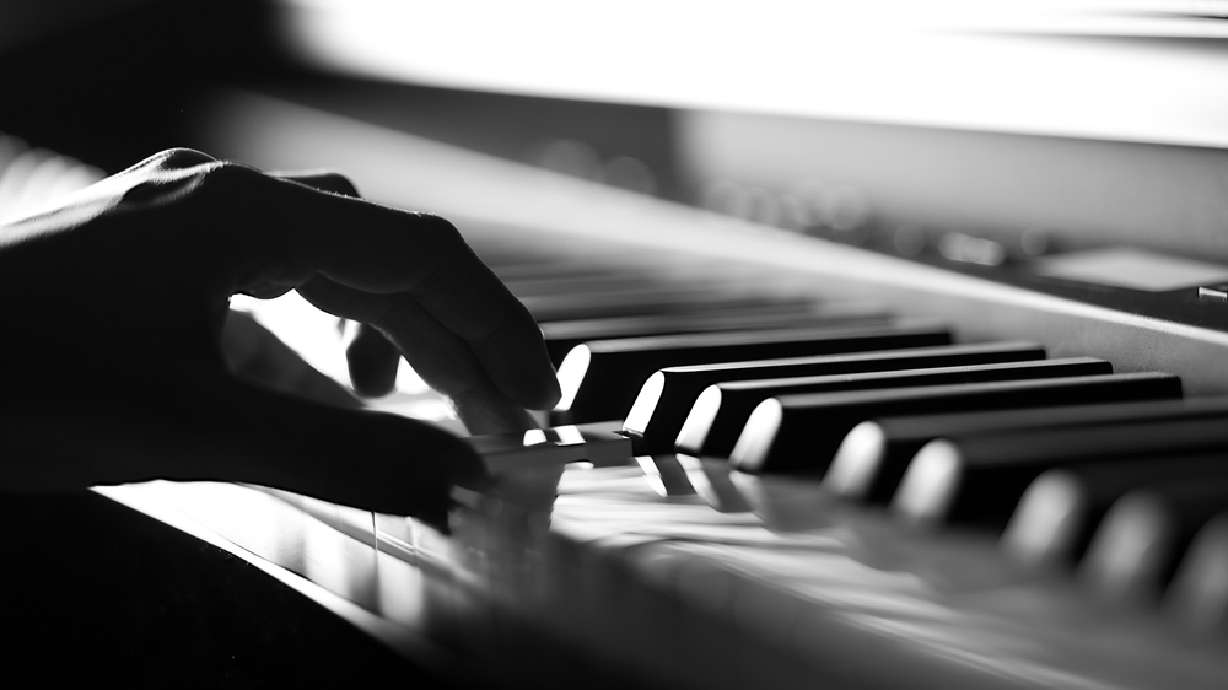 Michigan teen stuns thousands with impromptu performance on mall piano