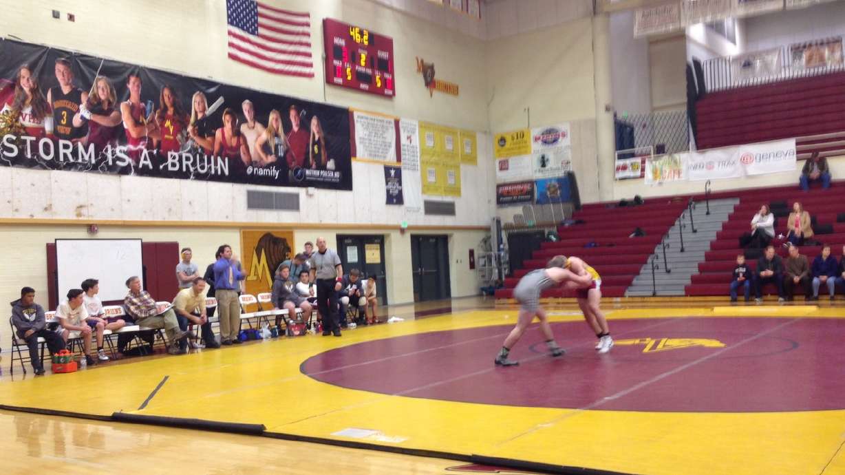 Riggs' fall leads Bruins to 4A state dual semifinals