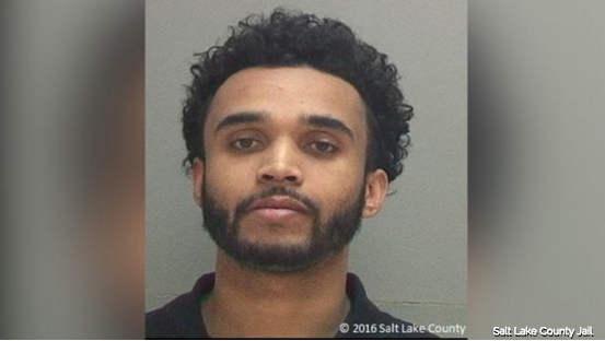 Hombre de UT que se hace pasar por policía termina escondiéndose en jacuzzi 