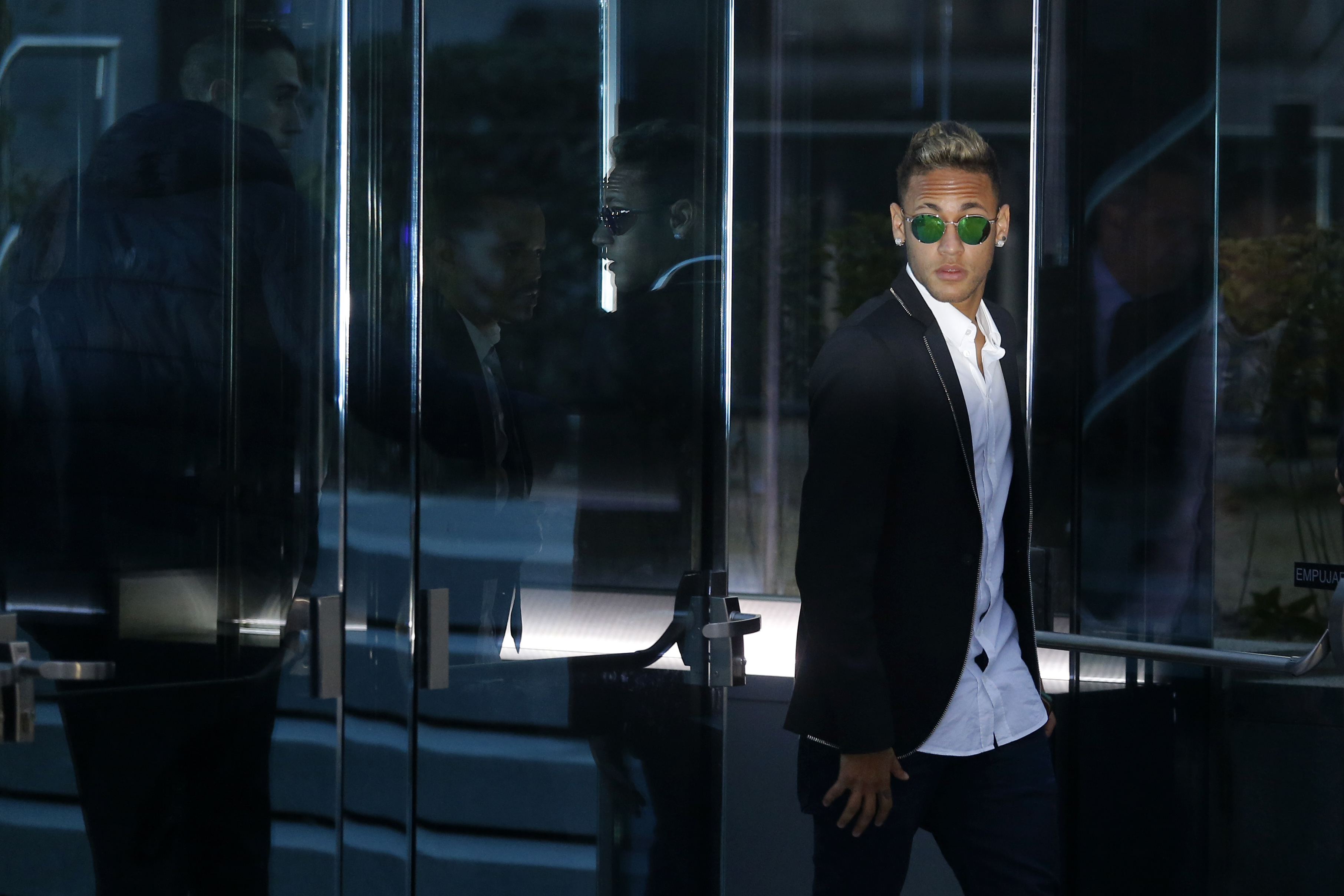 Brazilian company tells Neymar to come clean over transfer
