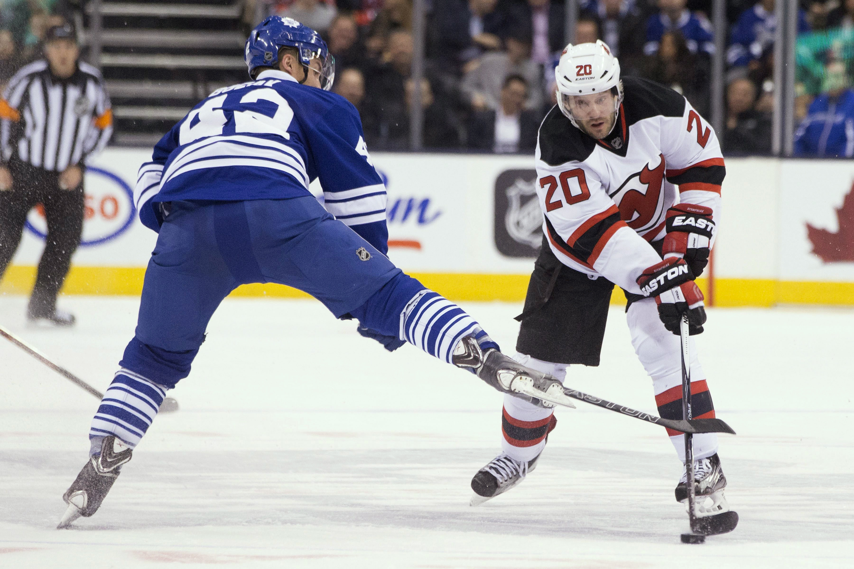 Parenteau's shootout goal gives Leafs 3-2 win over Devils