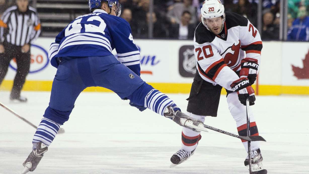 Parenteau's shootout goal gives Leafs 3-2 win over Devils