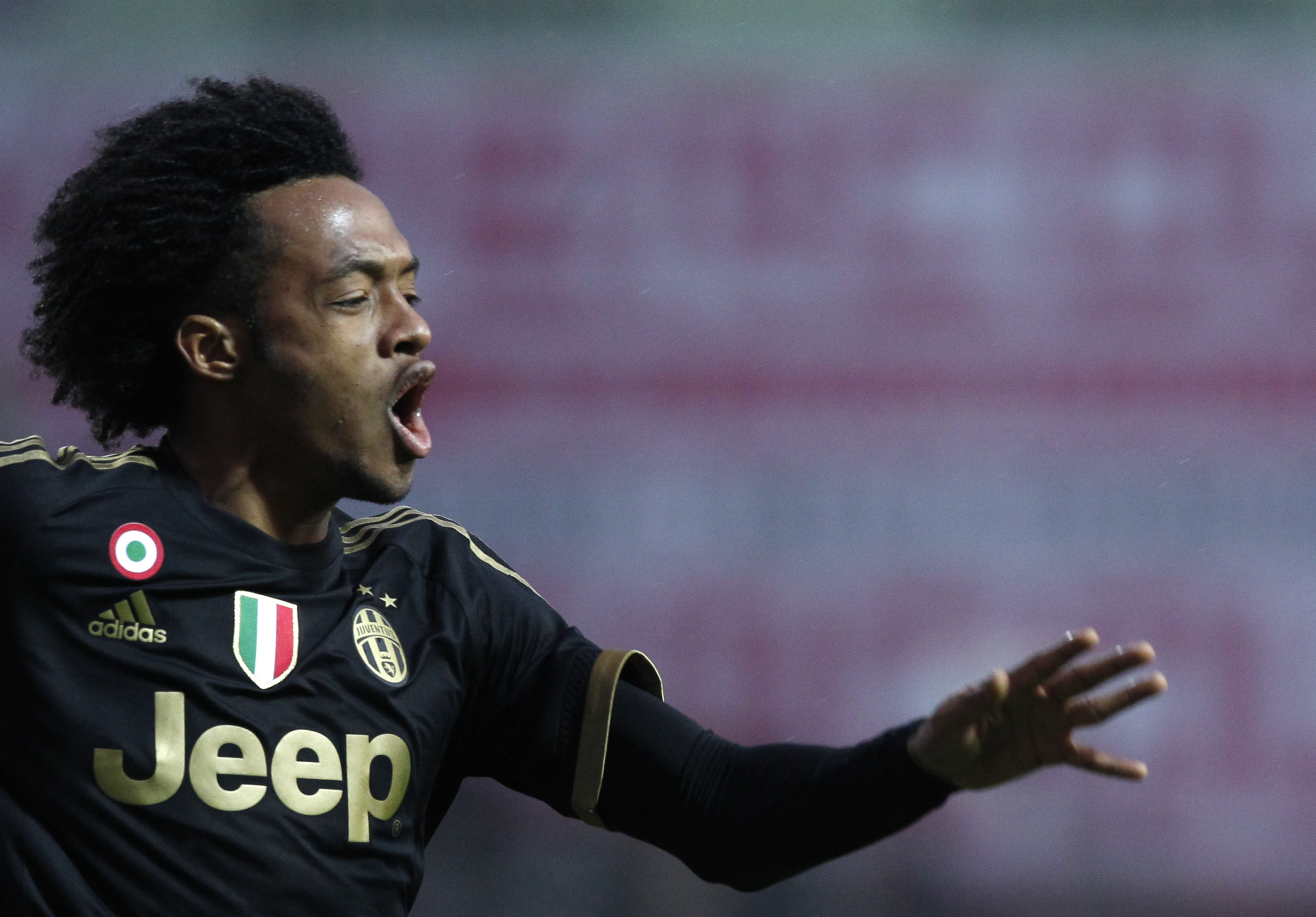 Napoli and Juventus record narrow wins to remain 1st and 2nd