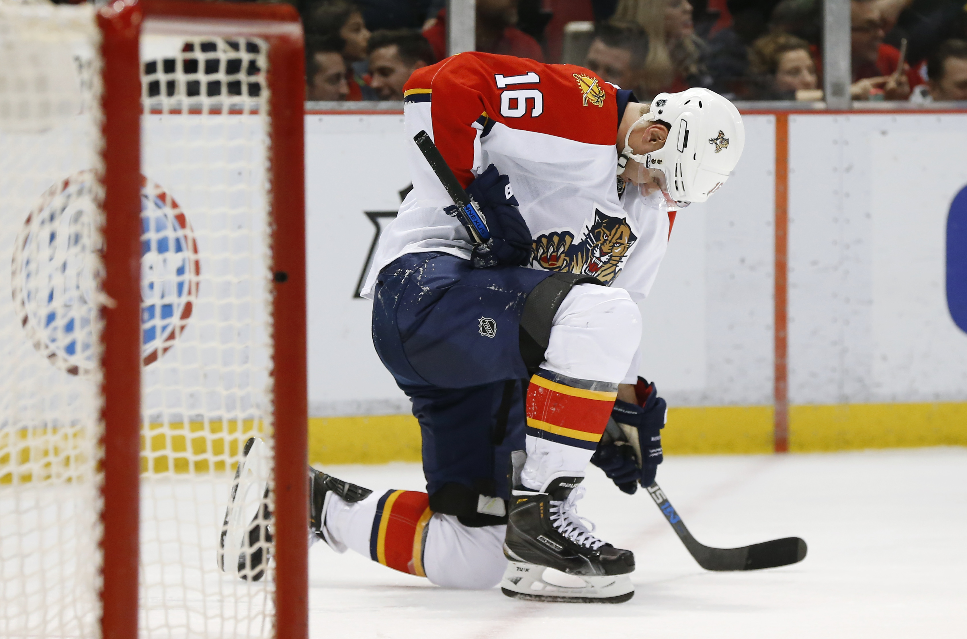 Panthers' Aleksander Barkov leaves with injury after hit