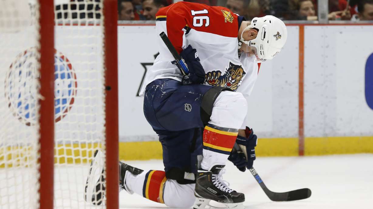 Panthers' Aleksander Barkov leaves with injury after hit