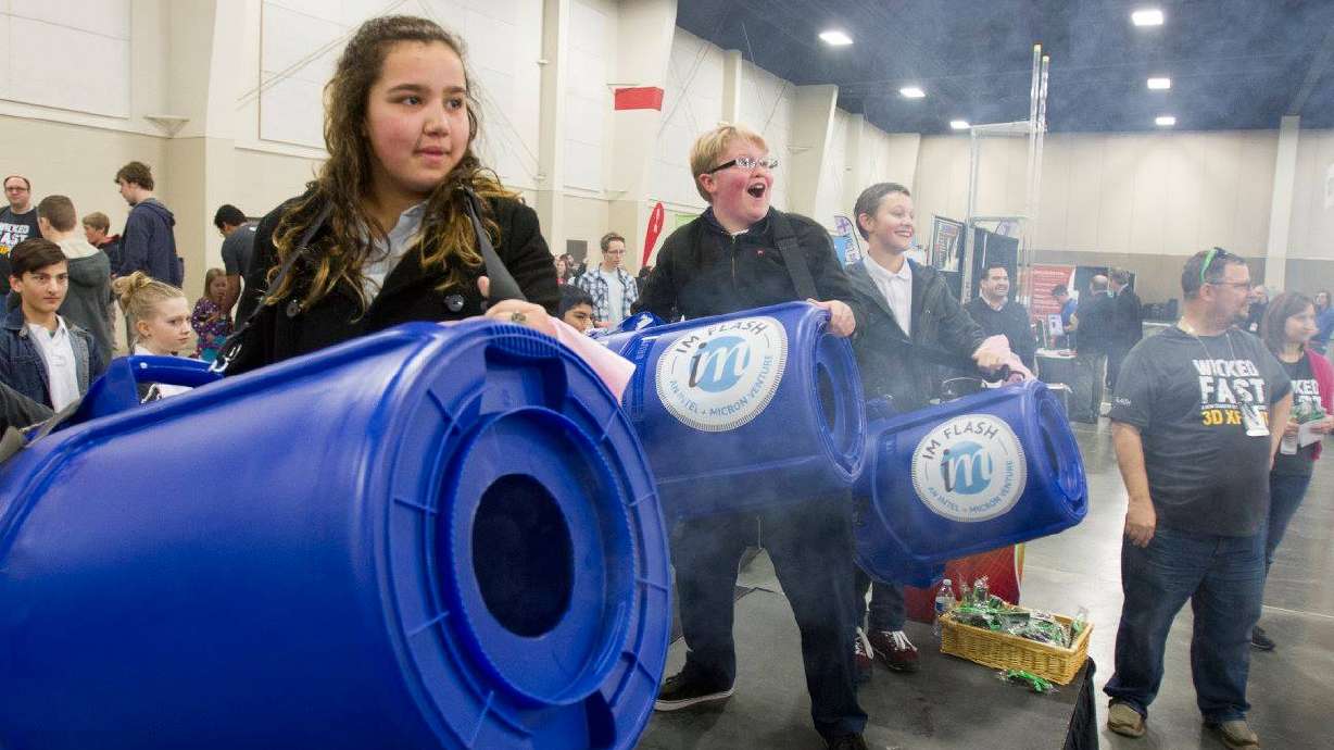 Students learn with flight simulator, hands-on experiements at STEM Fest