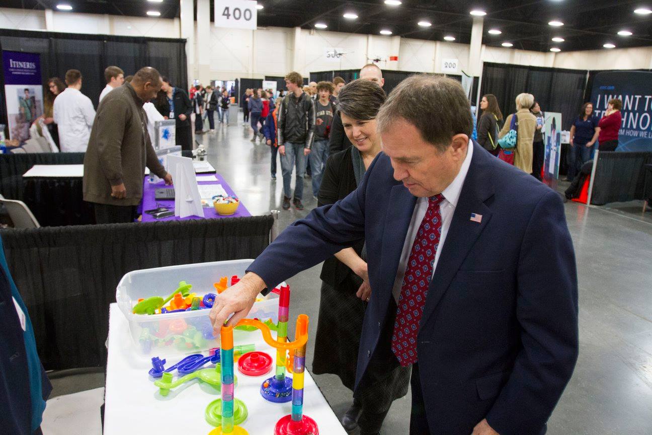 Governor Herbert stops by the Salt Lake County Library booth (Photo: William DaBell/Utah STEM Fest)