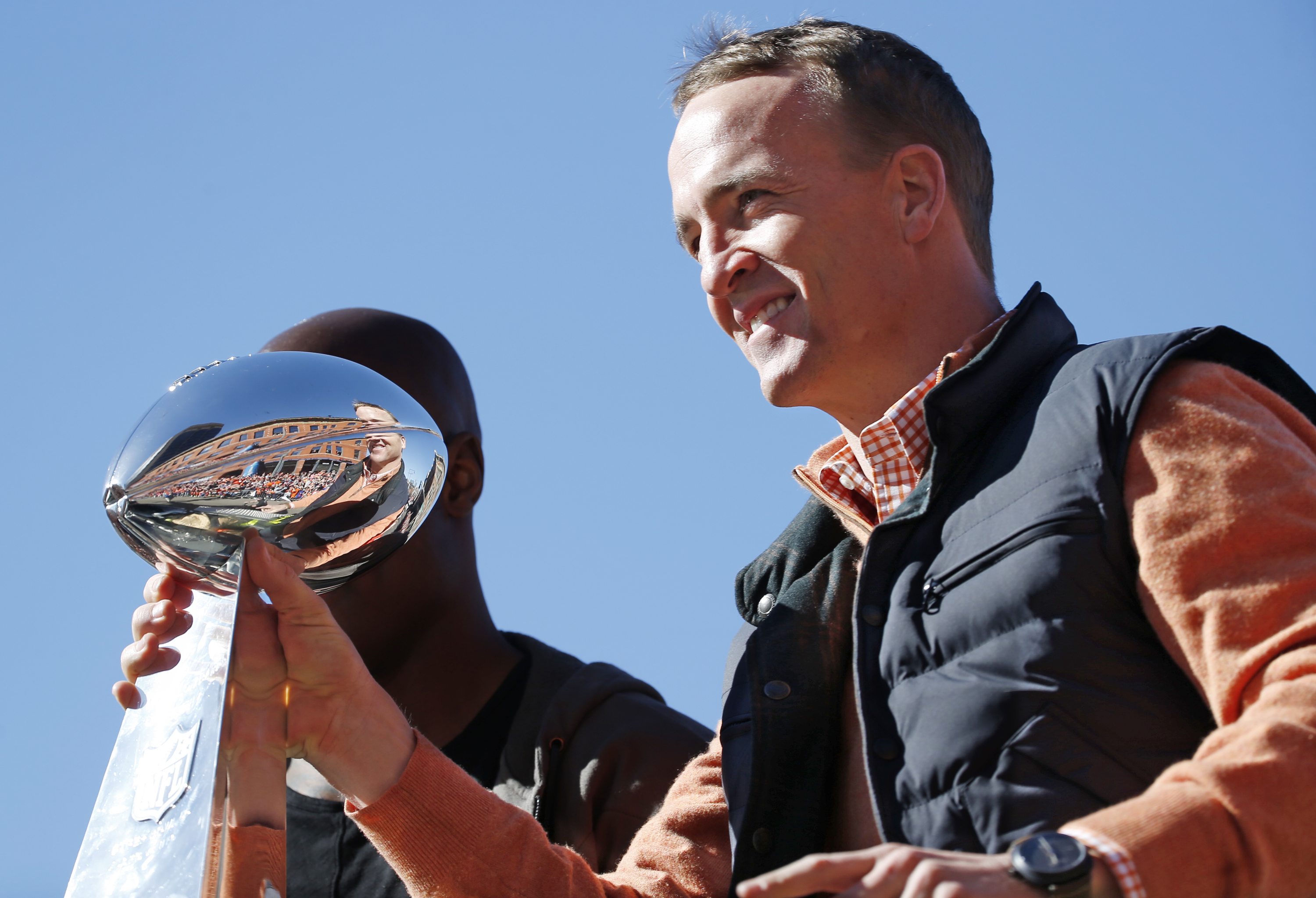 Peyton Manning has a little fun with little brother Eli
