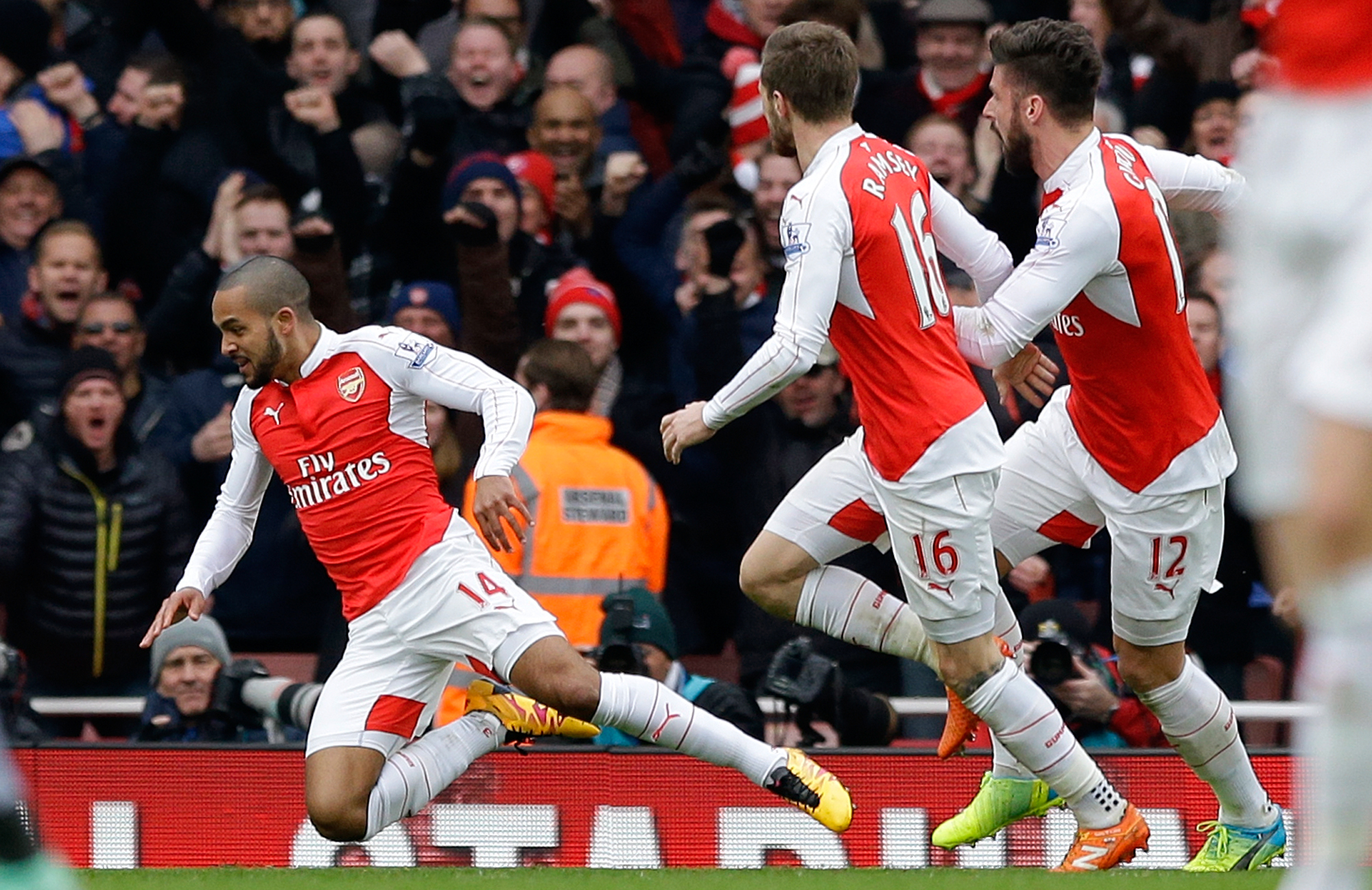 Leicester Premier League lead cut after 2-1 loss at Arsenal