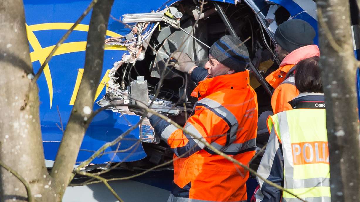 Memorial service held for victims of train crash in Germany