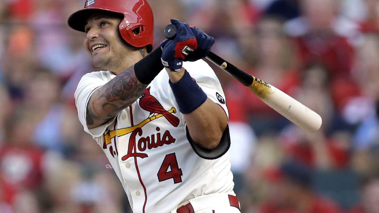 Cast removed from thumb of Cards' Yadier Molina