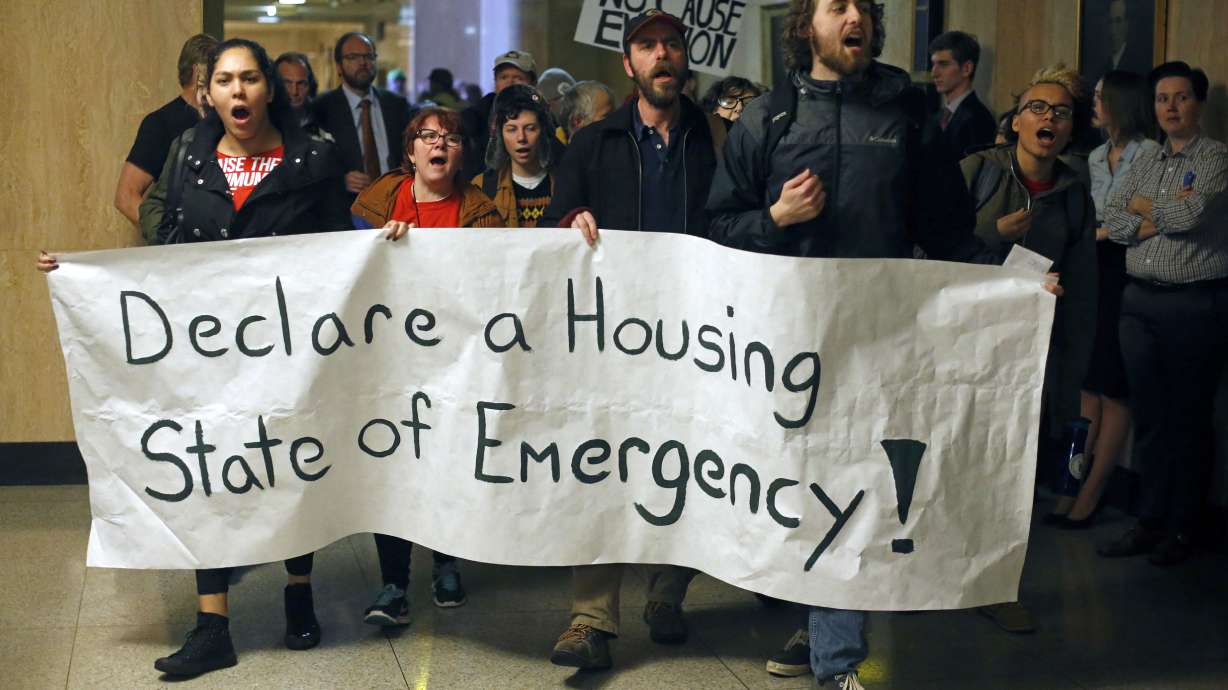 The Latest: Oregon House approves minimum wage increase