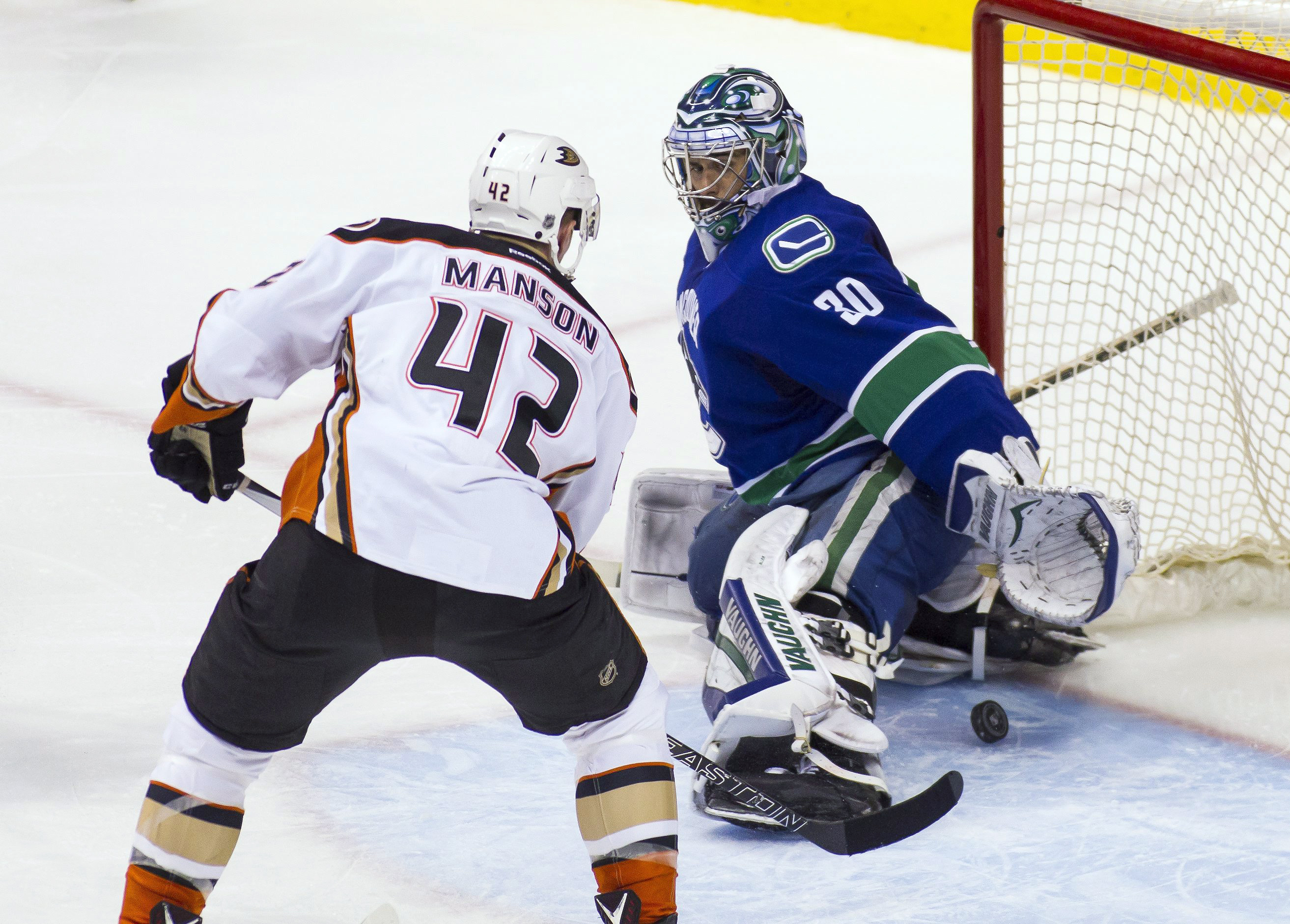 Getzlaf has point, assist; Ducks beat Canucks 5-2