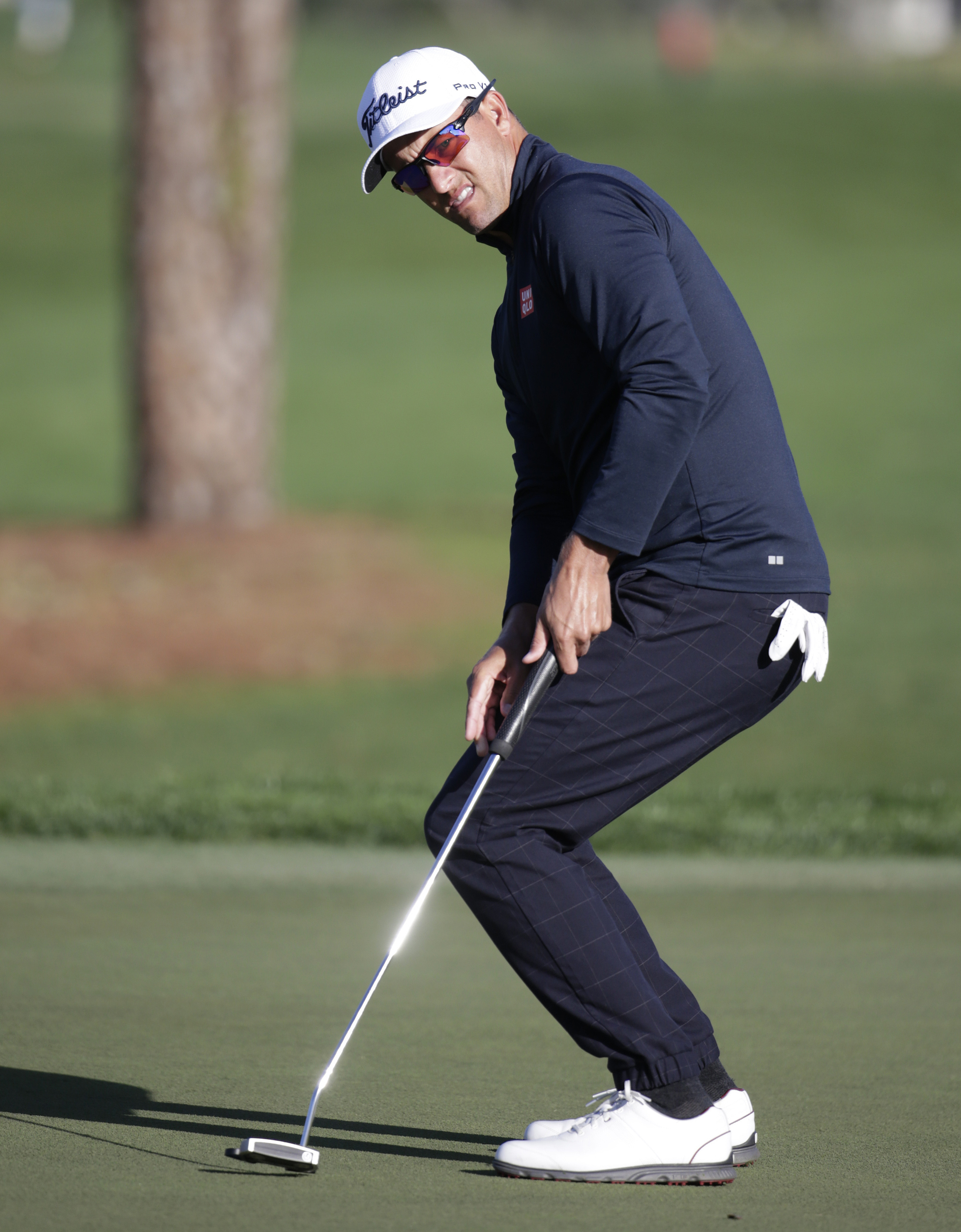 Scott sends a long putter to retired R&A chief