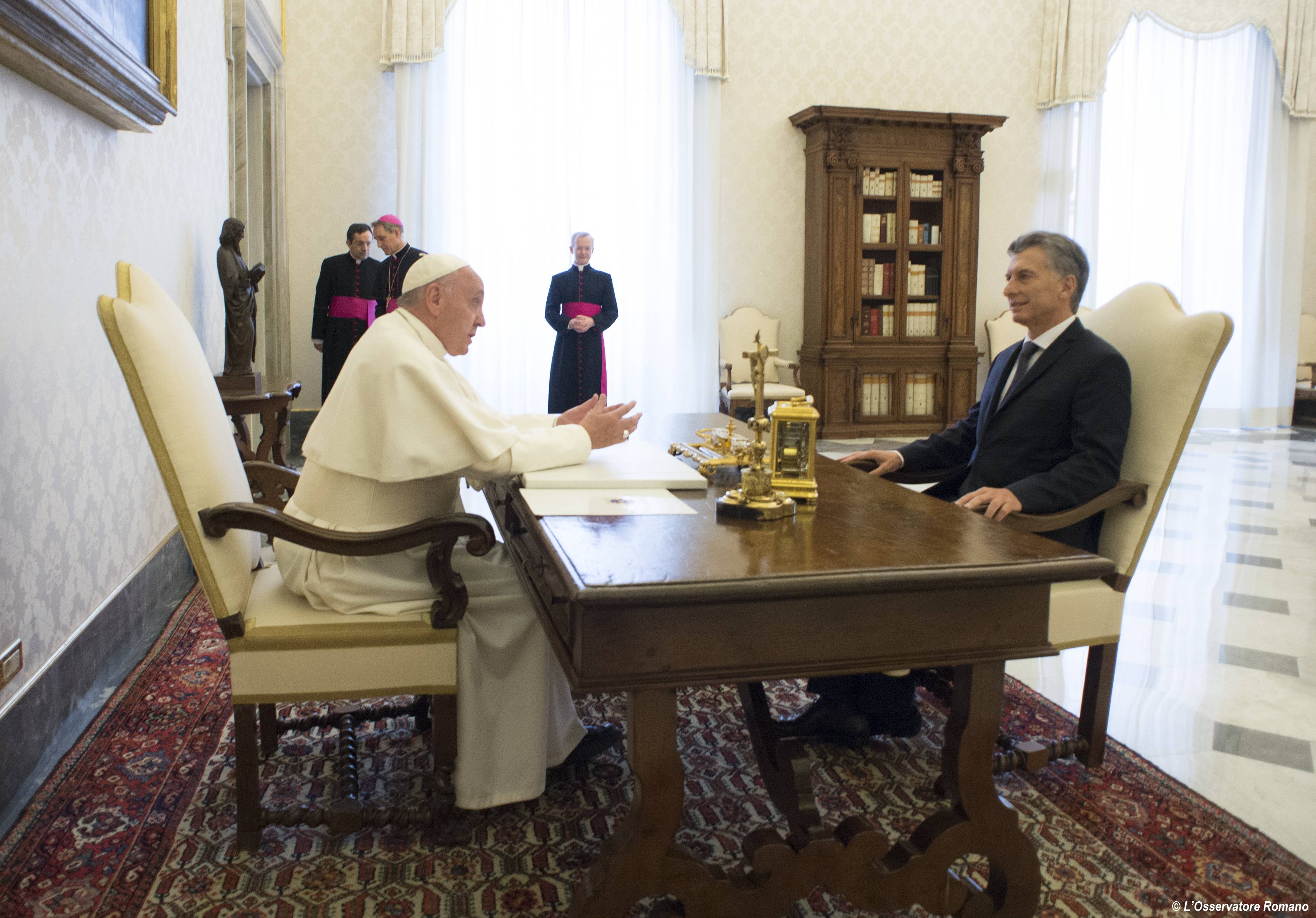 Pope Francis gives unity symbol to Argentine president Macri
