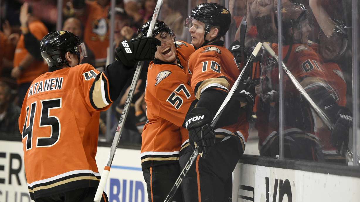 Perry gets hat trick to lead Ducks over Kings 4-2