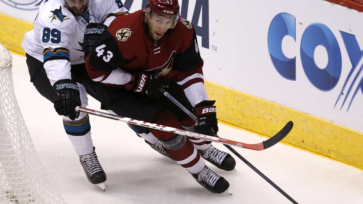The Latest: Deadline day features 19 trades