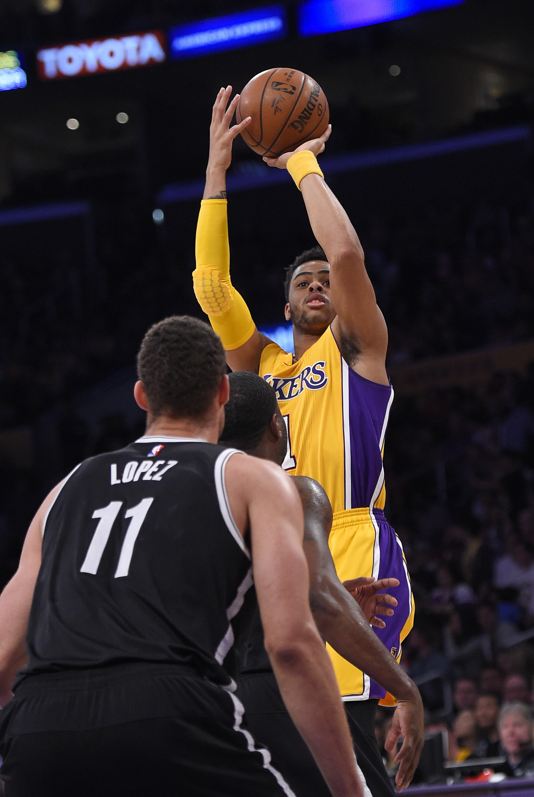 Russell scores 39 points, Lakers end skid with win over Nets