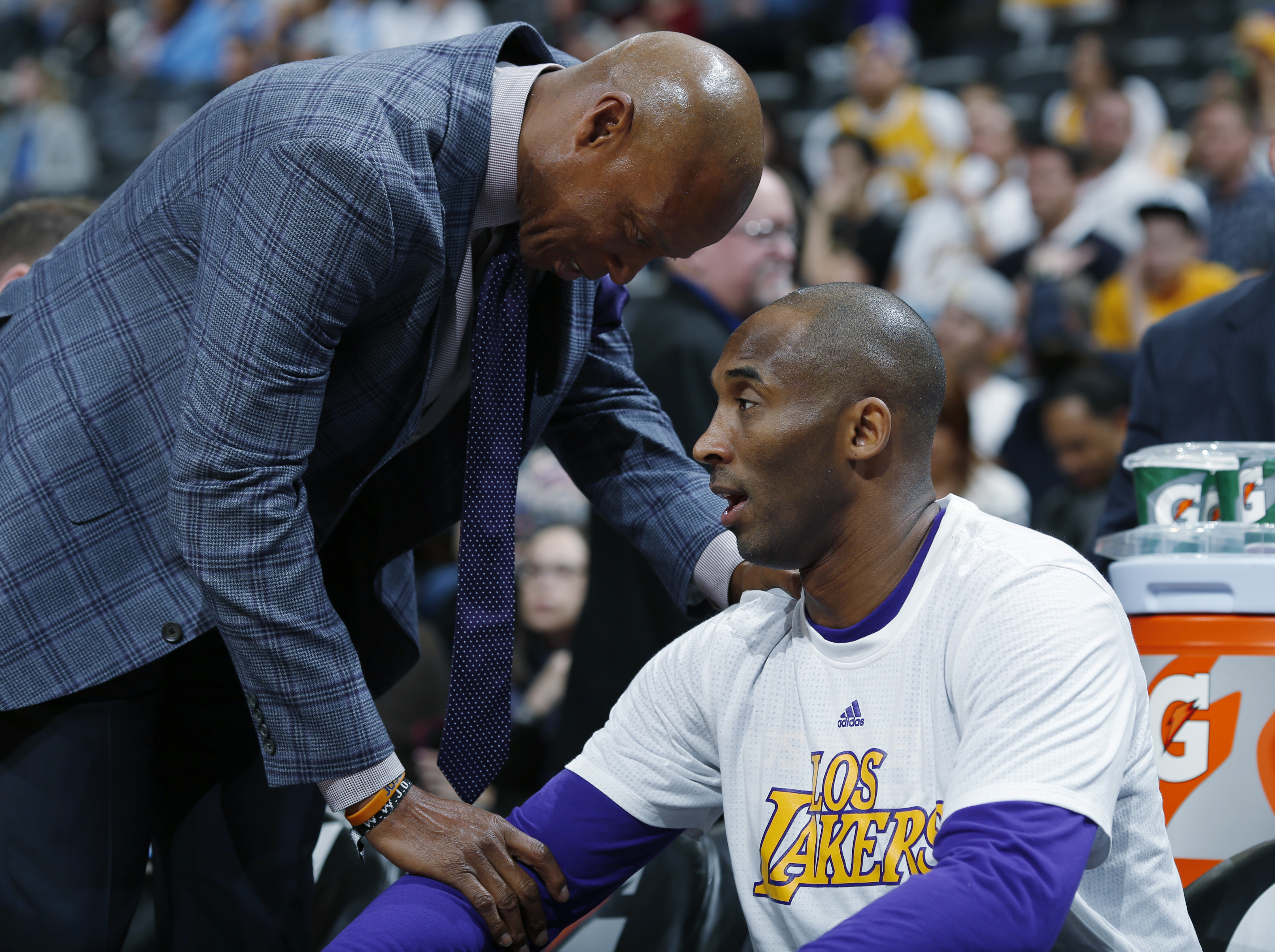 Kobe Bryant sits out 2nd half to rest sore right shoulder
