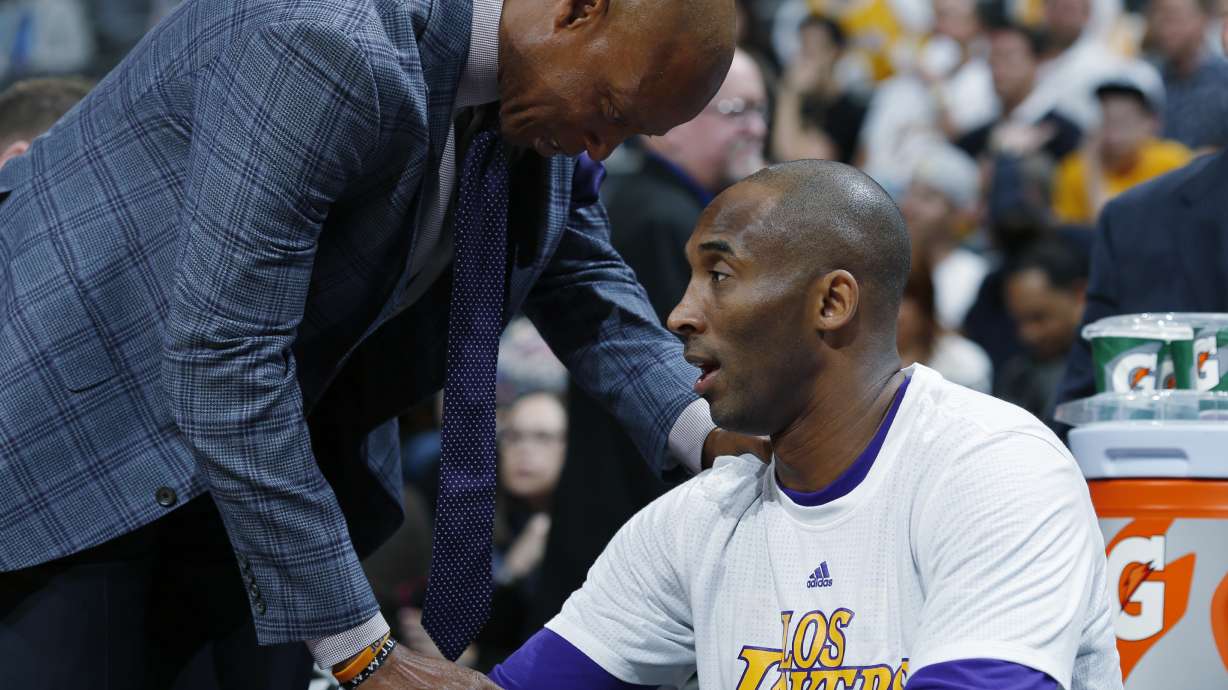 Kobe Bryant sits out 2nd half to rest sore right shoulder