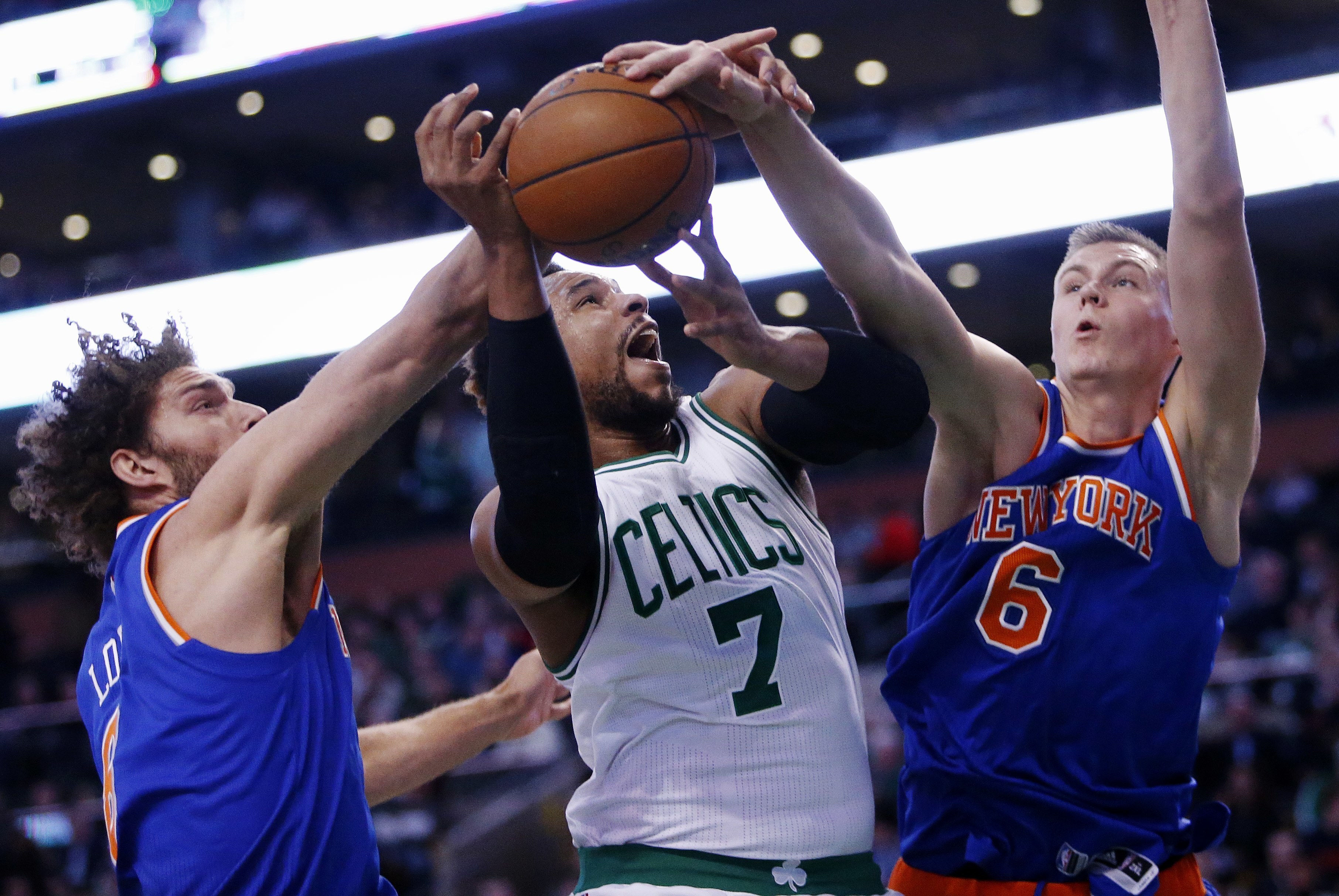 Knicks' Porzingis out vs Pistons with bruised lower left leg