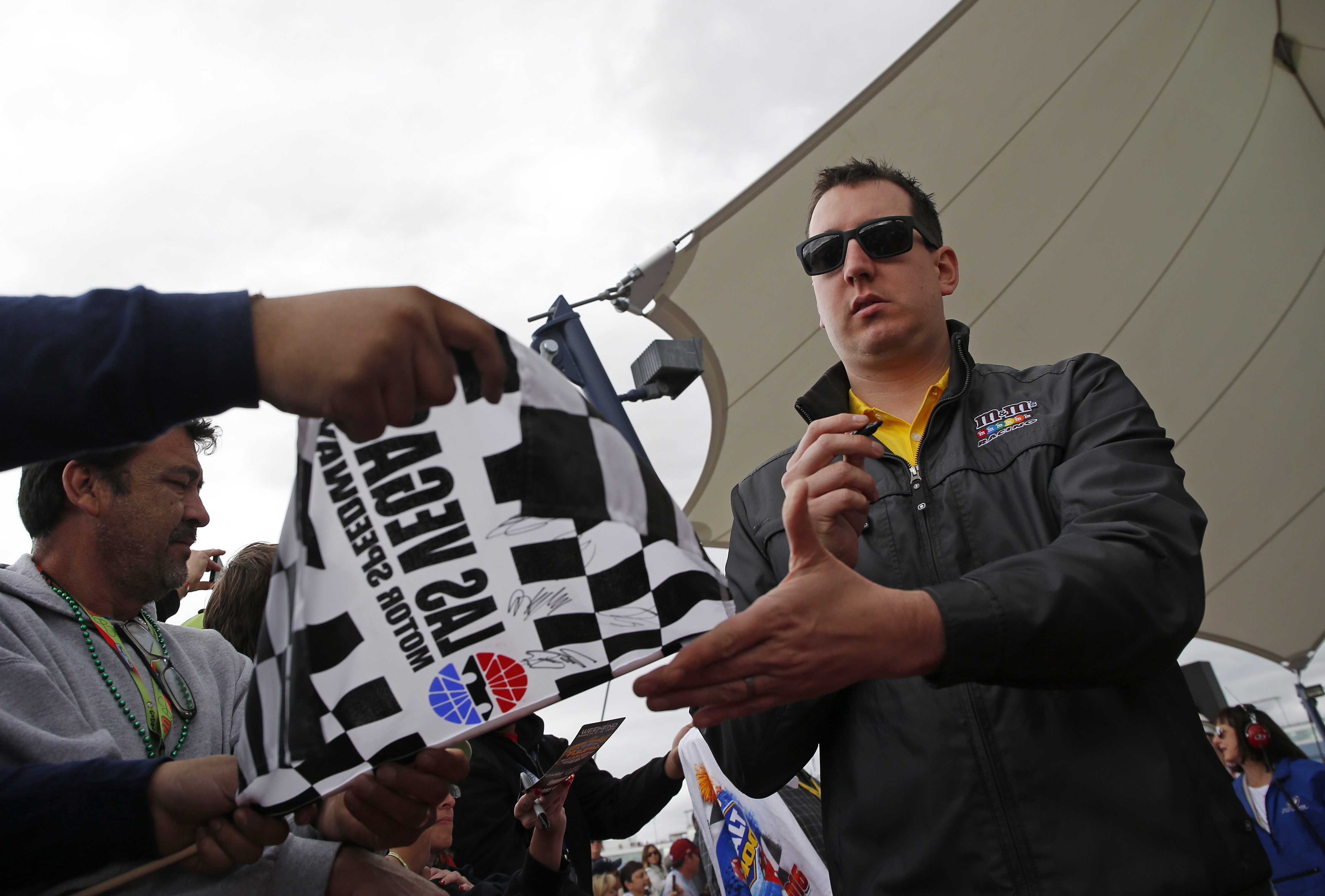 Brad Keselowski passes Kyle Busch late to win at Las Vegas