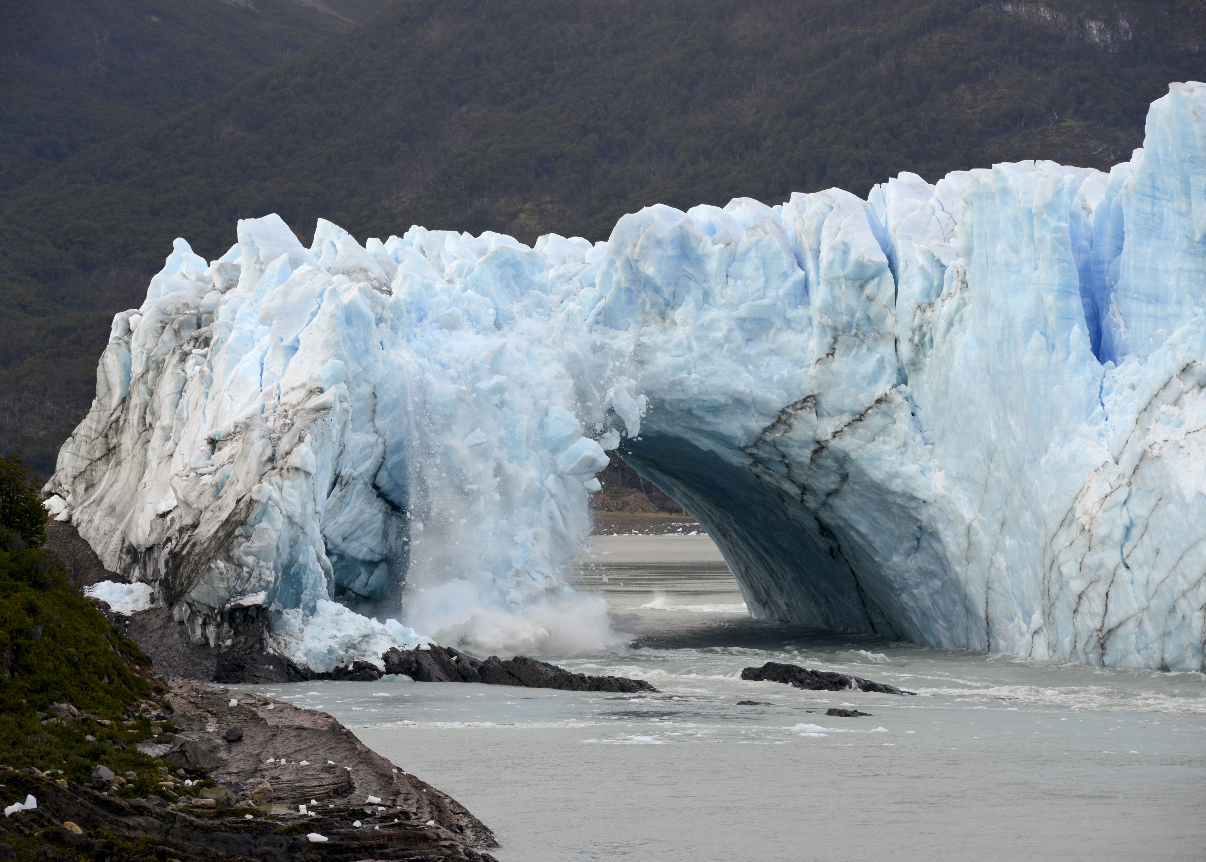 Tourists in Argentina watch massive glacier break apart