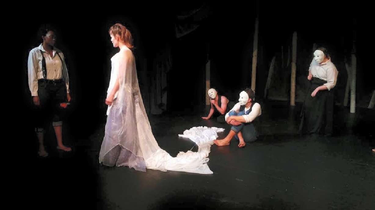 Mom who overcame fear of college now graduating as valedictorian