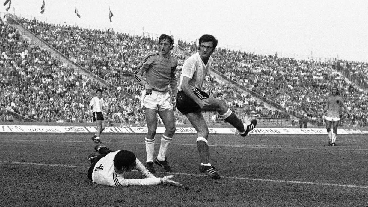 Former Argentina defender Roberto Perfumo dies at 73