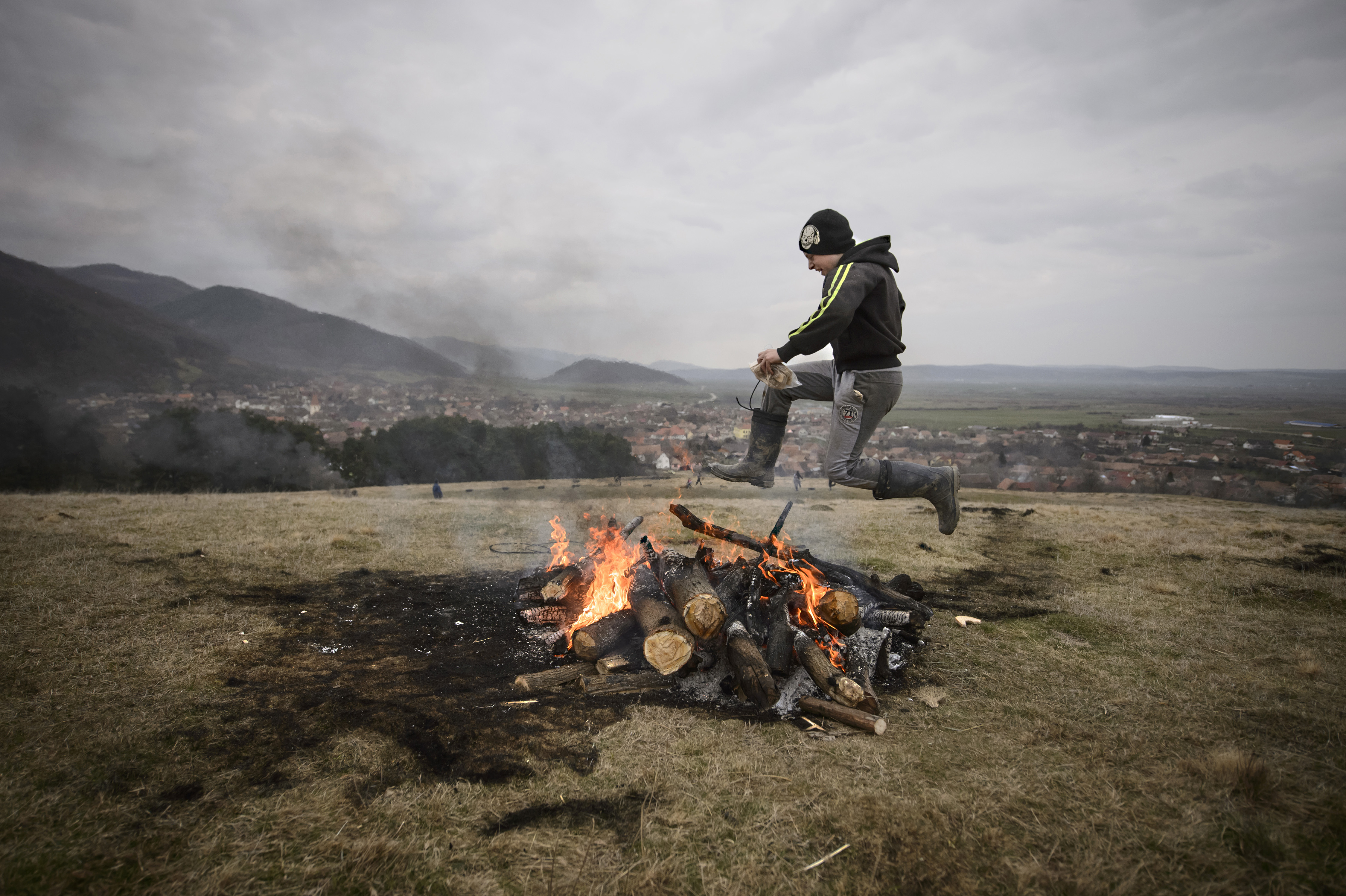 AP PHOTOS: Romanians burn tires to mark Orthodox Lent