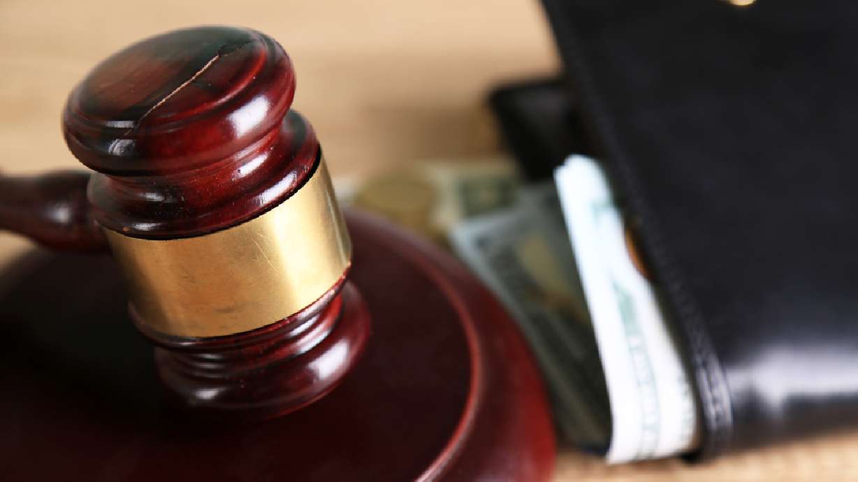 Police say a man robbed a West Jordan bank Monday, then used the money to buy a meal and left the rest as a tip.