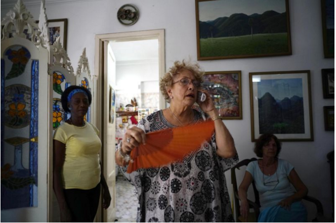 Cubana sorprendida con carta de Obama