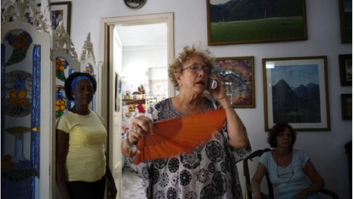 Cubana sorprendida con carta de Obama