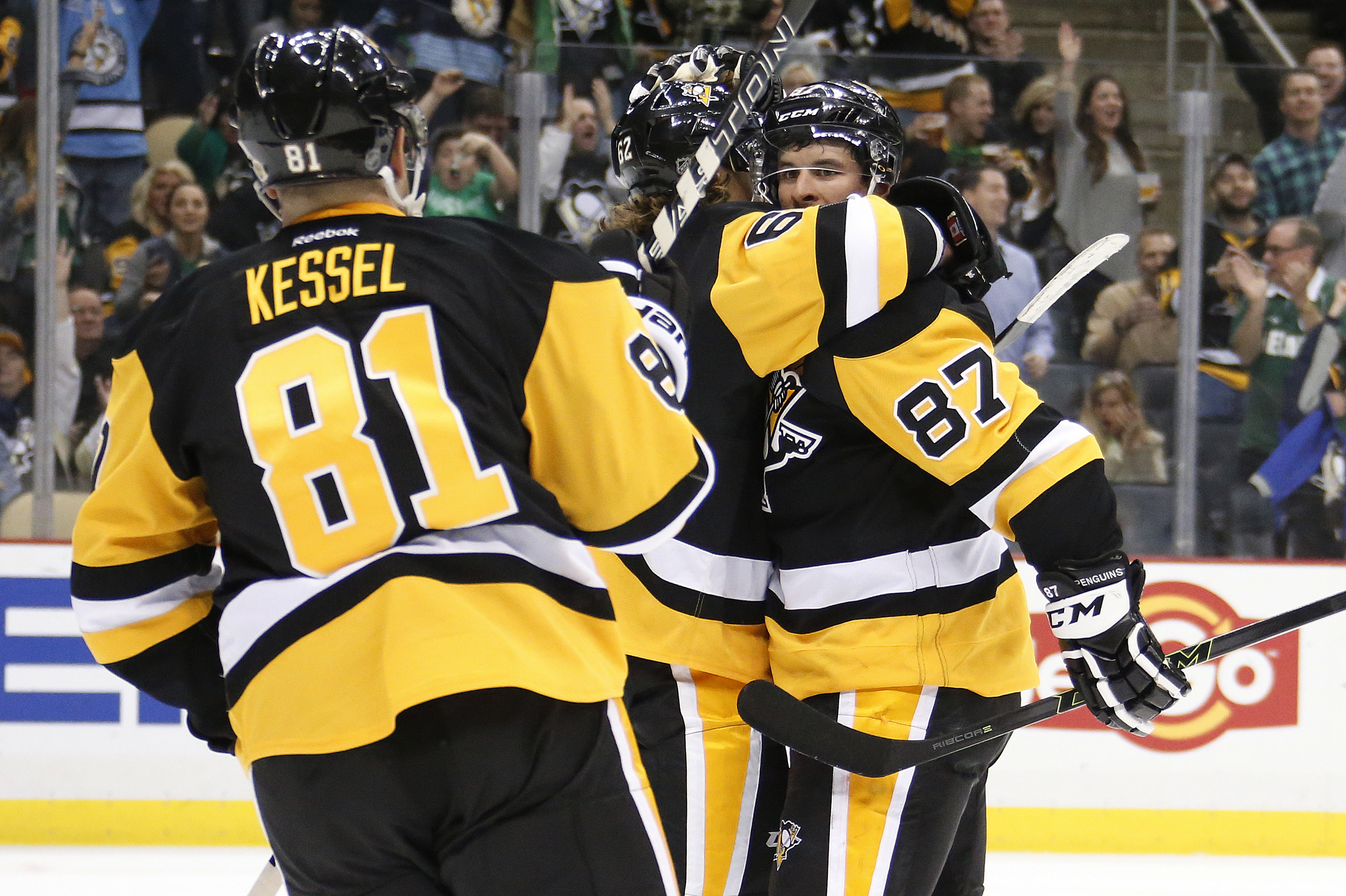 Crosby scores twice, Penguins rally by Hurricanes 4-2