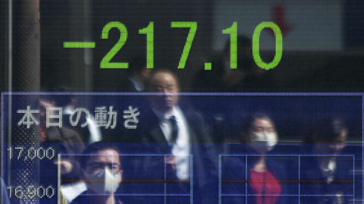 US stocks open higher, aim for 5th week of gains
