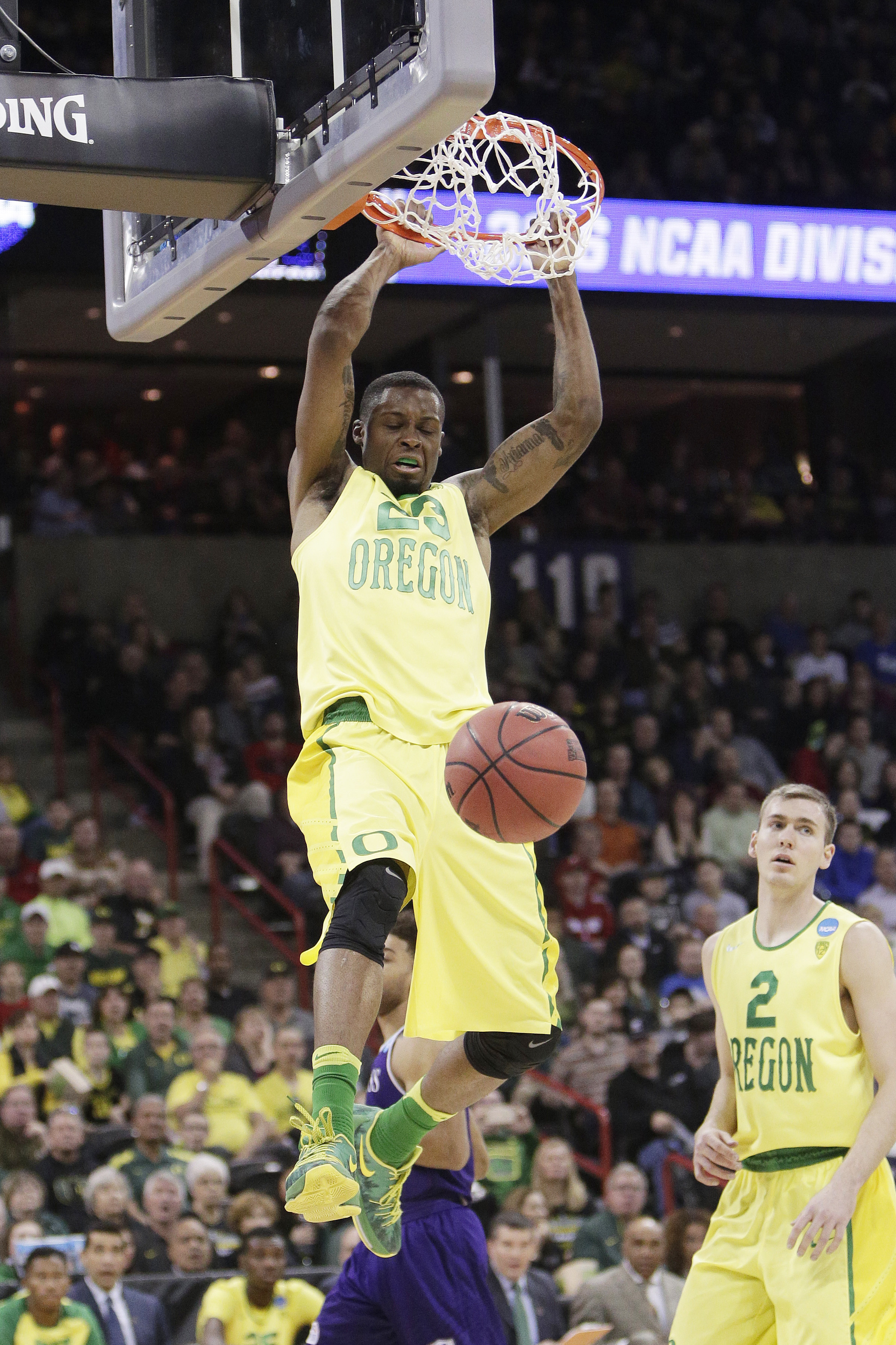 No. 1 seed Oregon romps past Holy Cross 91-52
